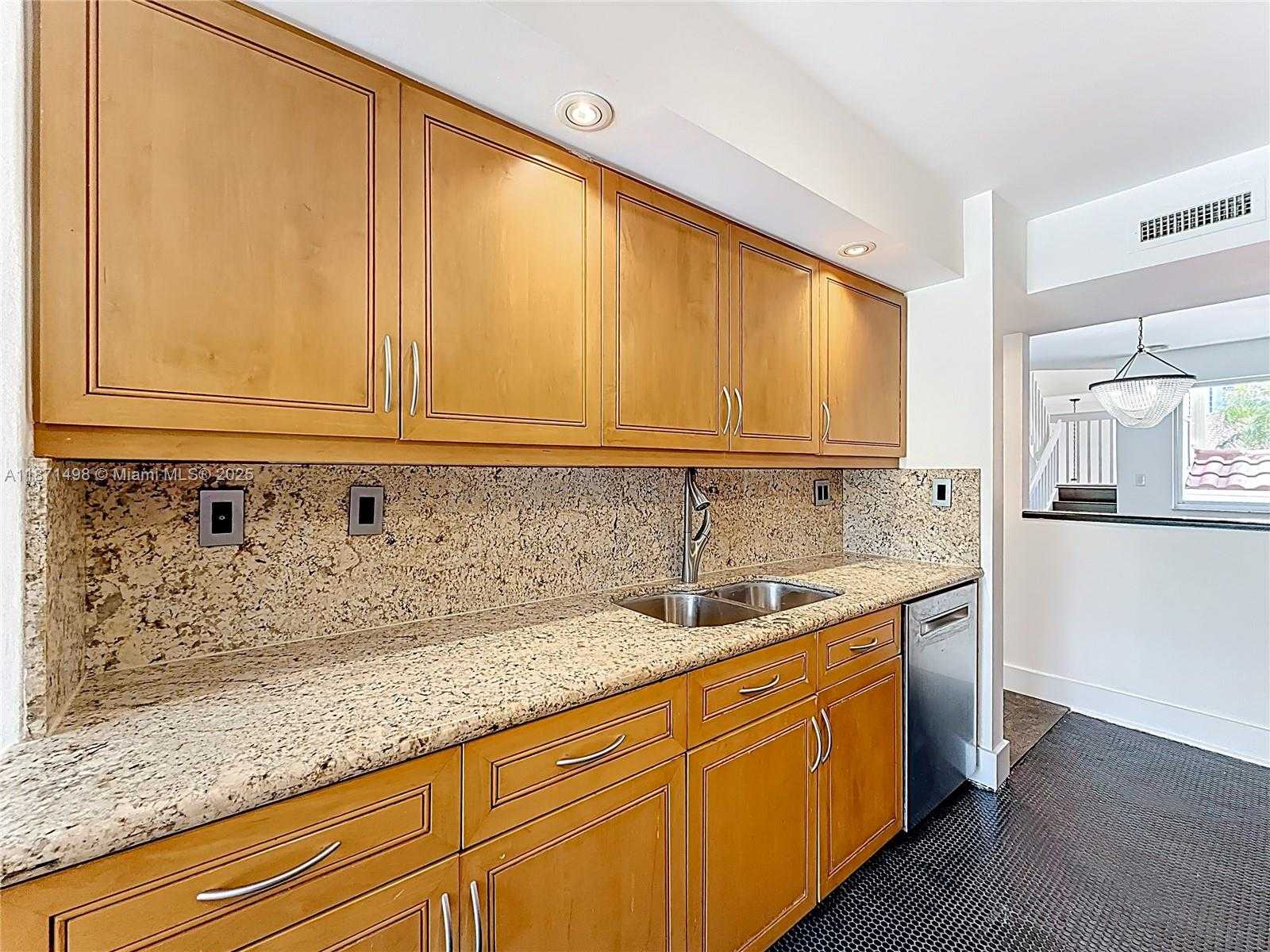 Small Image of Aventura Number 63