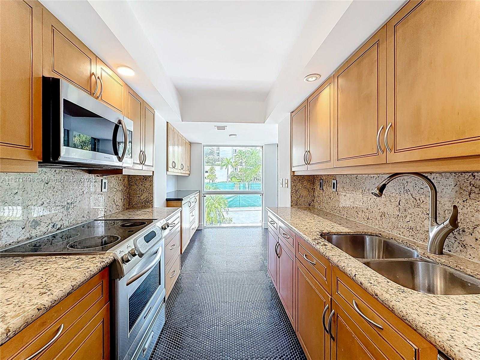 Small Image of Aventura Number 65