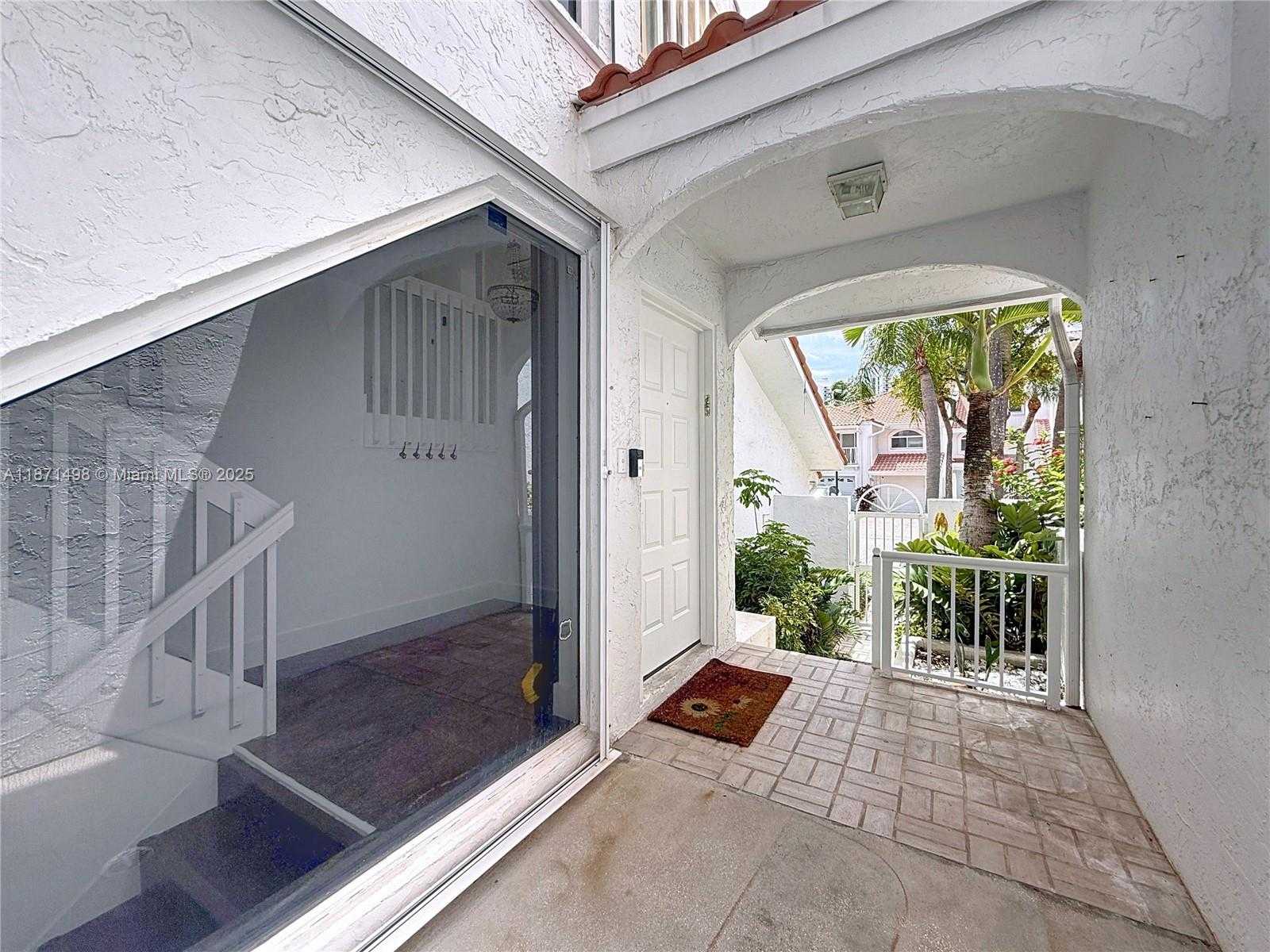 Small Image of Aventura Number 8