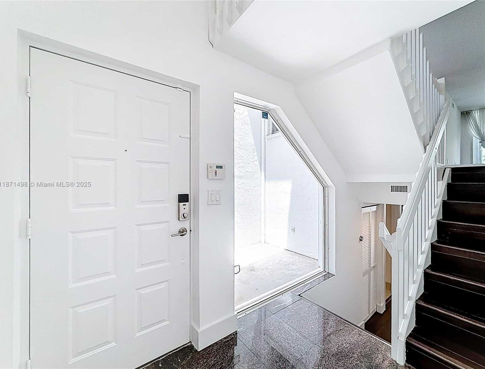 Small Image of Aventura Number 9