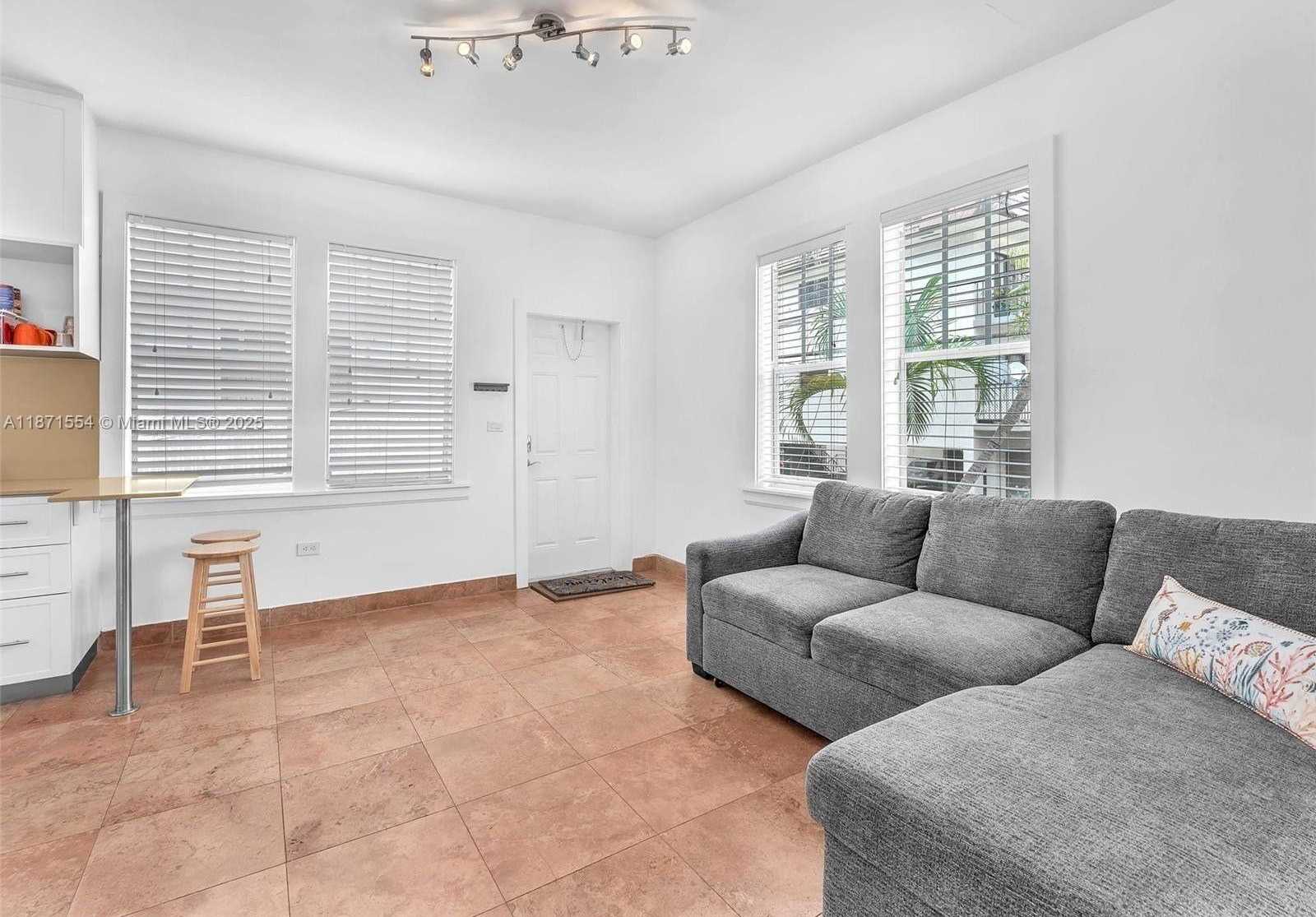 Small Image of 935 MERIDIAN AVE #3, Miami Beach Number 3