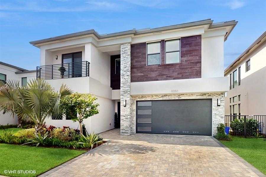 Small Image of 8350 ROYAL COUNTY DOWN RD, Boca Raton Number 2