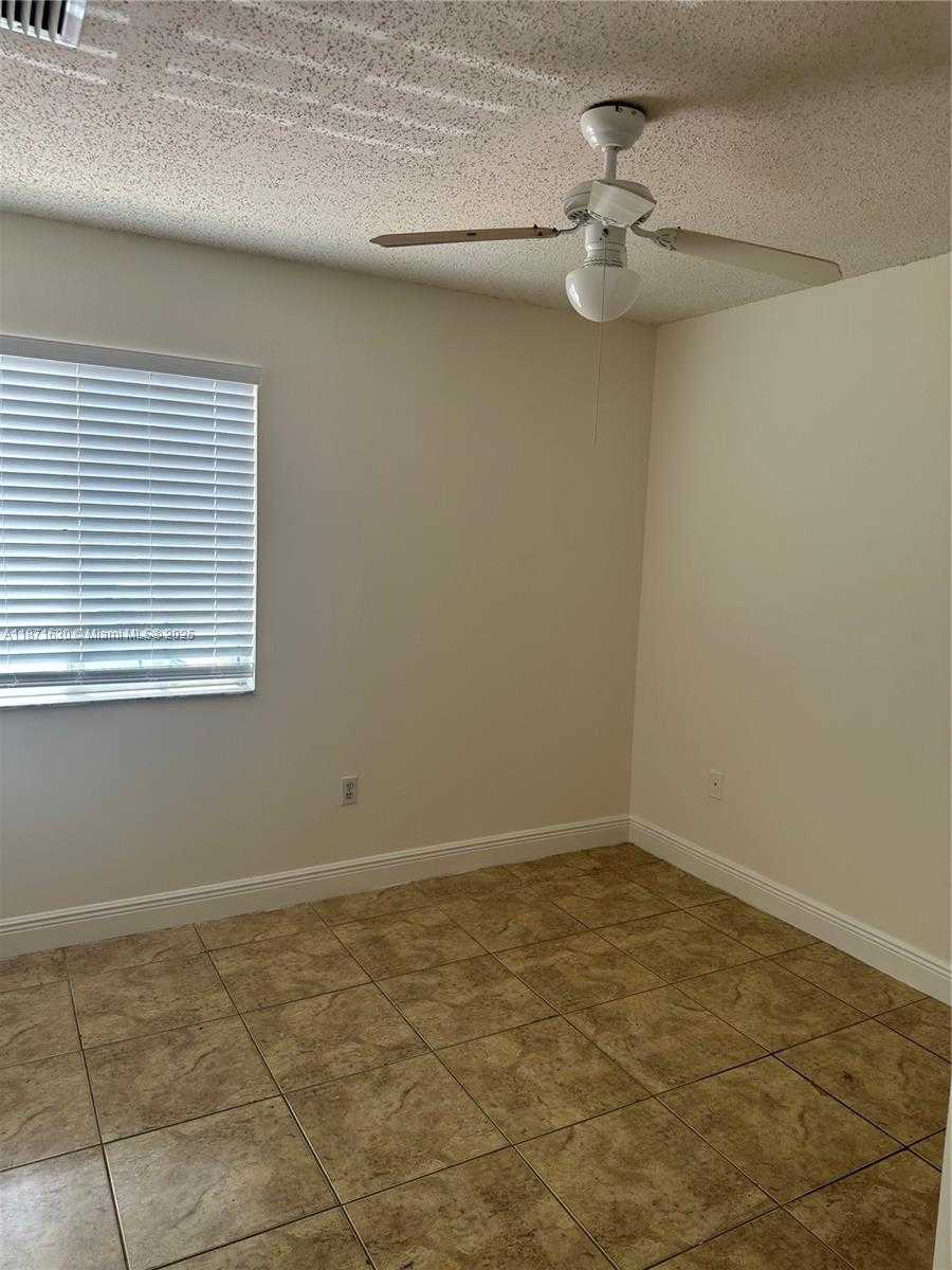 Small Image of 16771 NORTH WEST 74TH CT, Hialeah Number 14