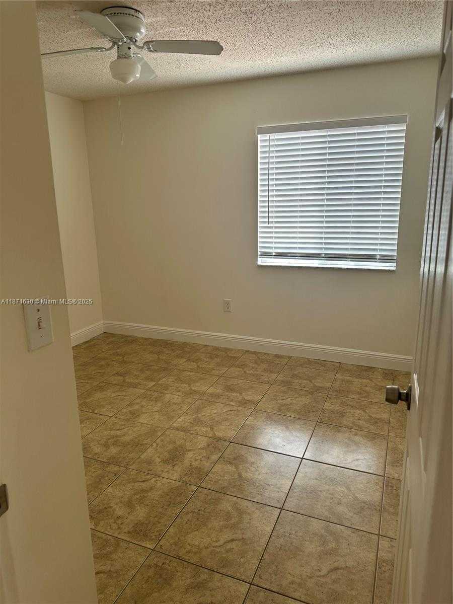 Small Image of 16771 NORTH WEST 74TH CT, Hialeah Number 15