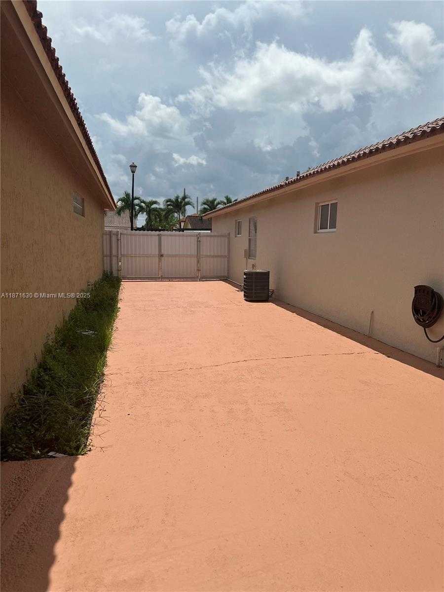 Small Image of 16771 NORTH WEST 74TH CT, Hialeah Number 18