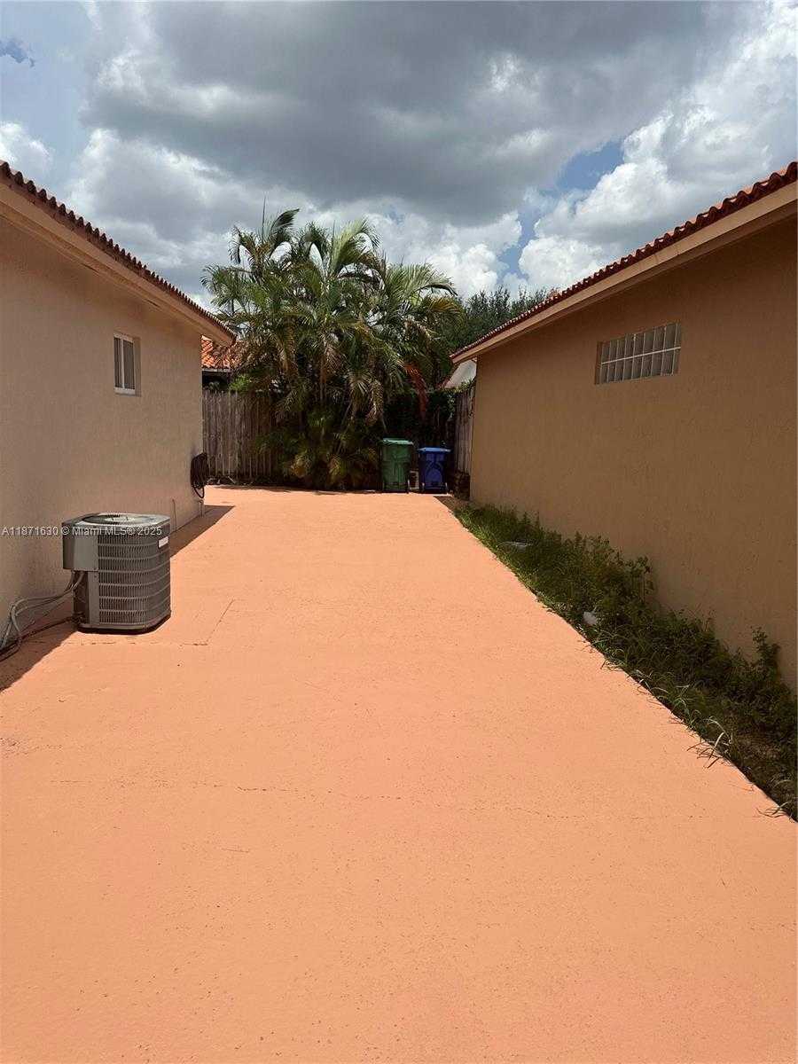 Small Image of 16771 NORTH WEST 74TH CT, Hialeah Number 20
