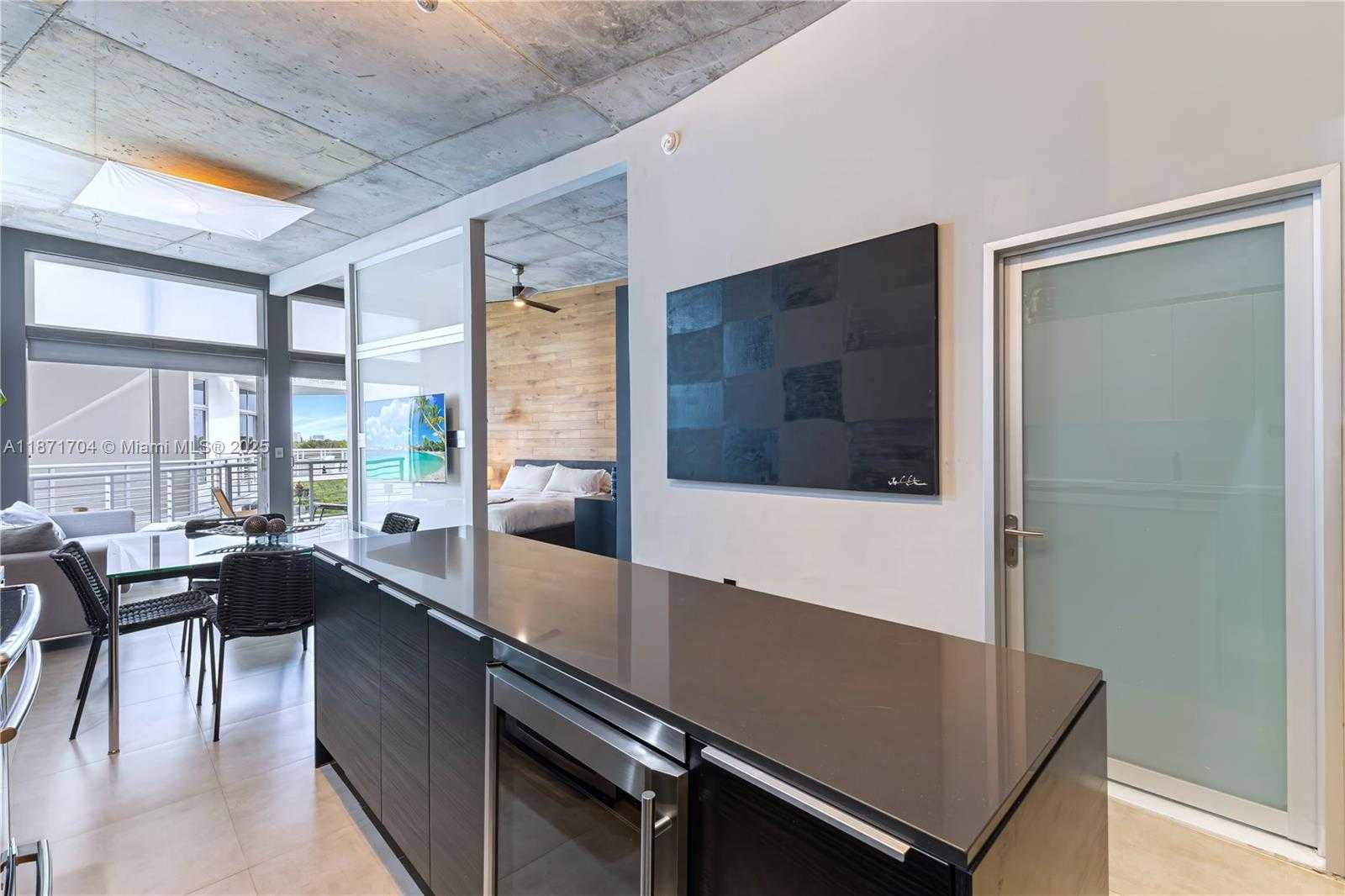 Small Image of 2001 MERIDIAN AVE #515, Miami Beach Number 2