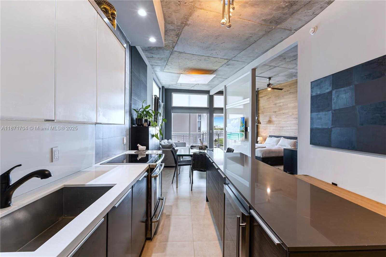 Small Image of 2001 MERIDIAN AVE #515, Miami Beach Number 3