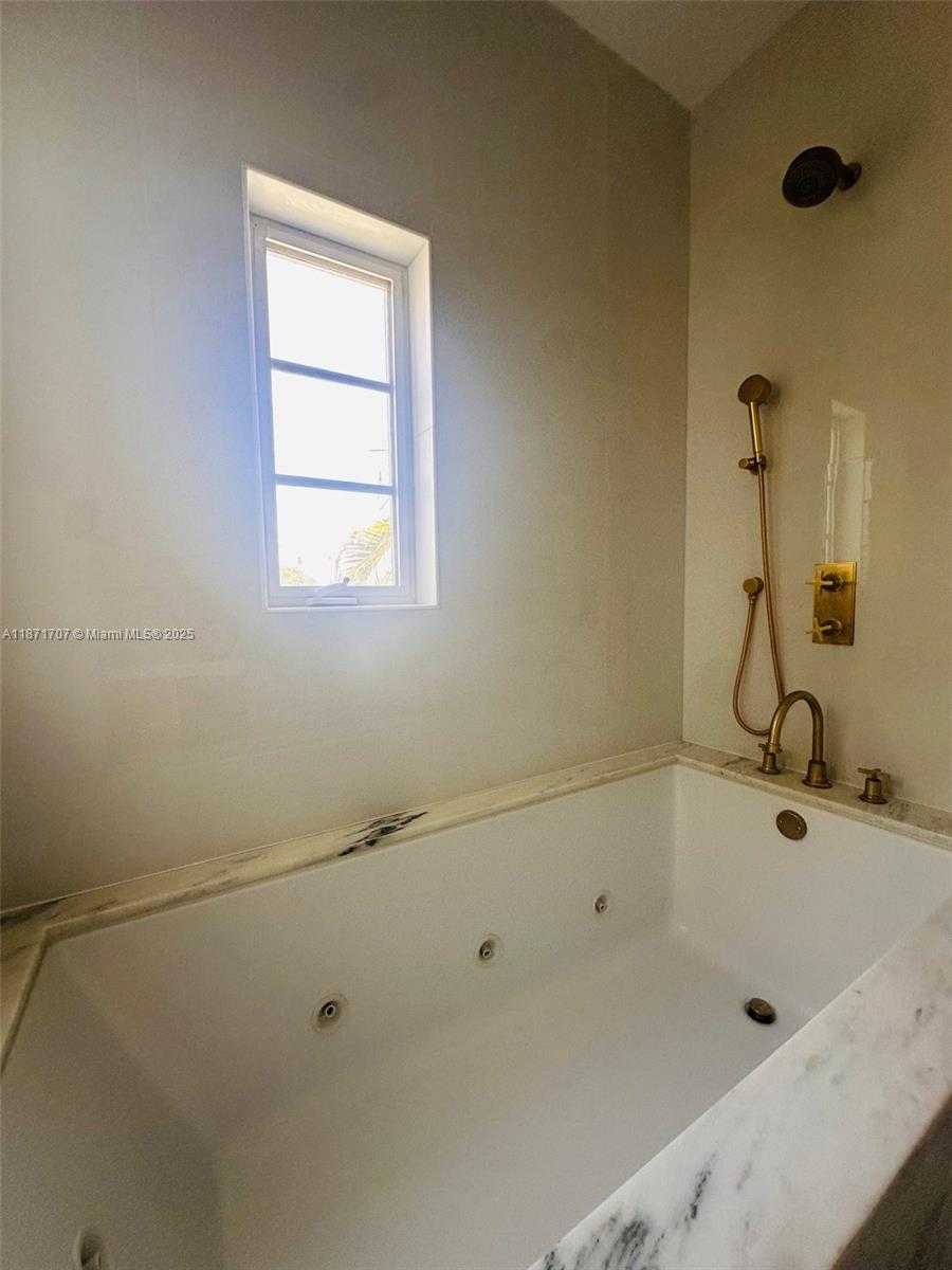 Small Image of 375 PLYMOUTH RD, West Palm Beach Number 13