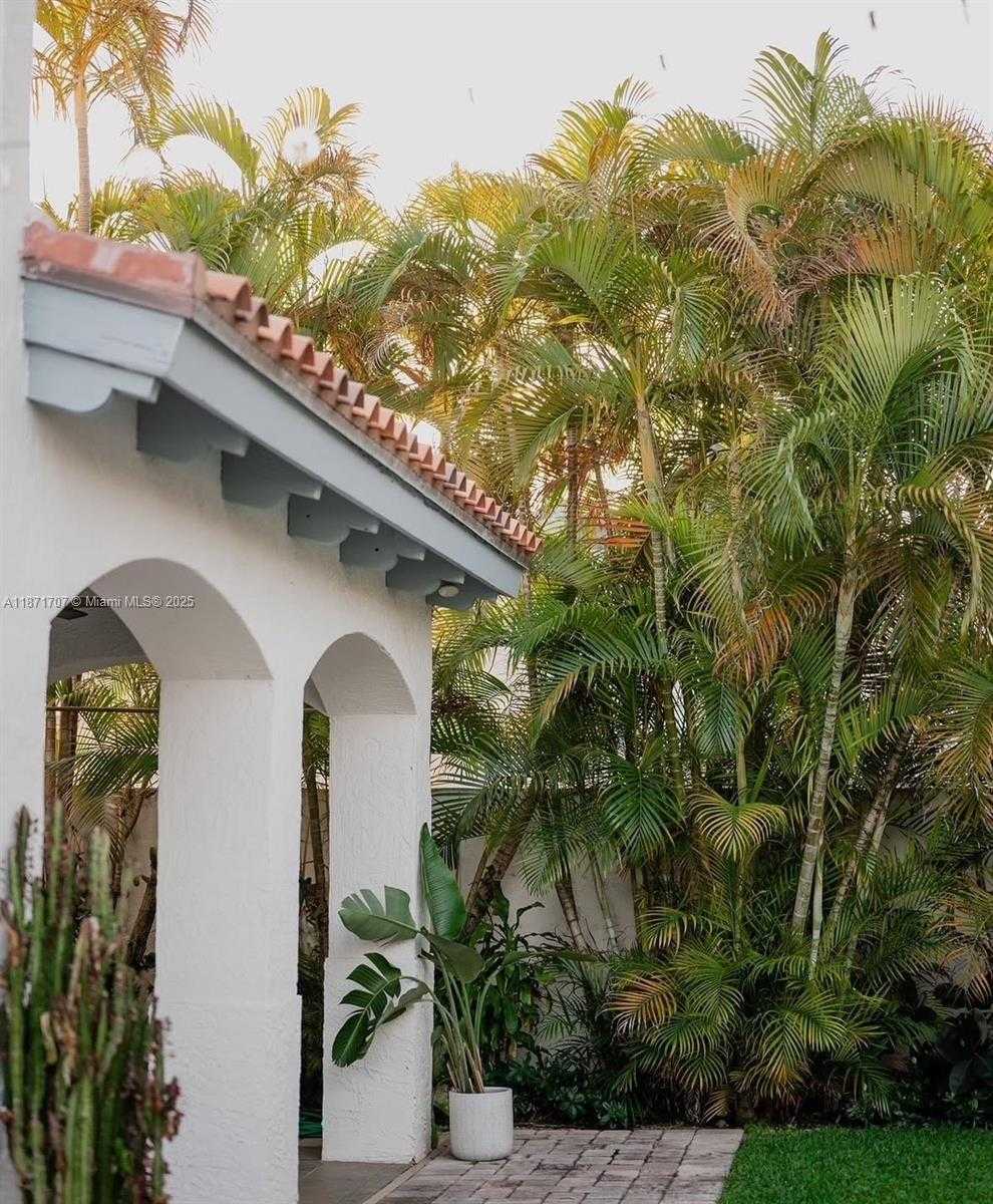 Small Image of 375 PLYMOUTH RD, West Palm Beach Number 8