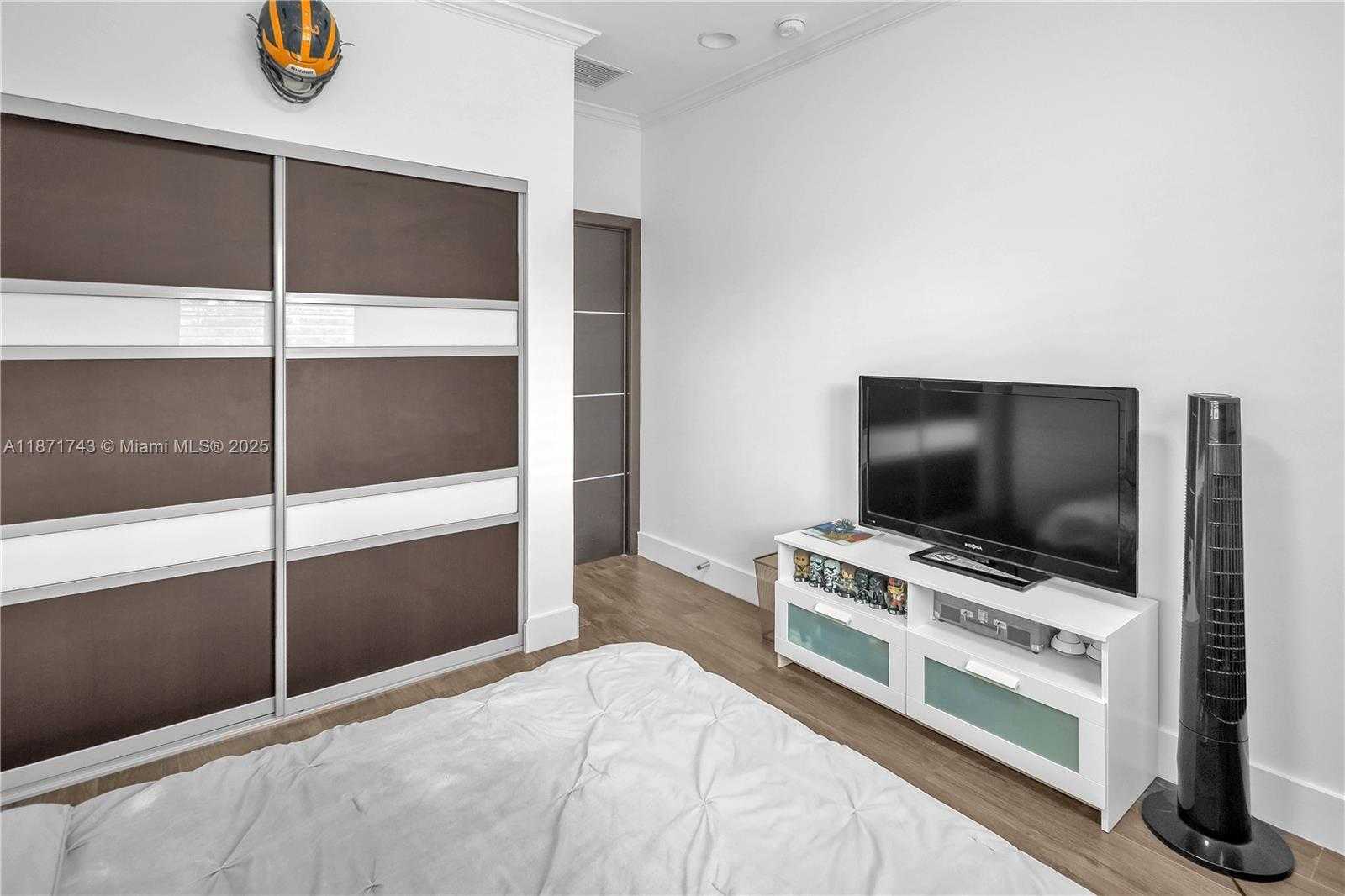 Small Image of Miami Number 31