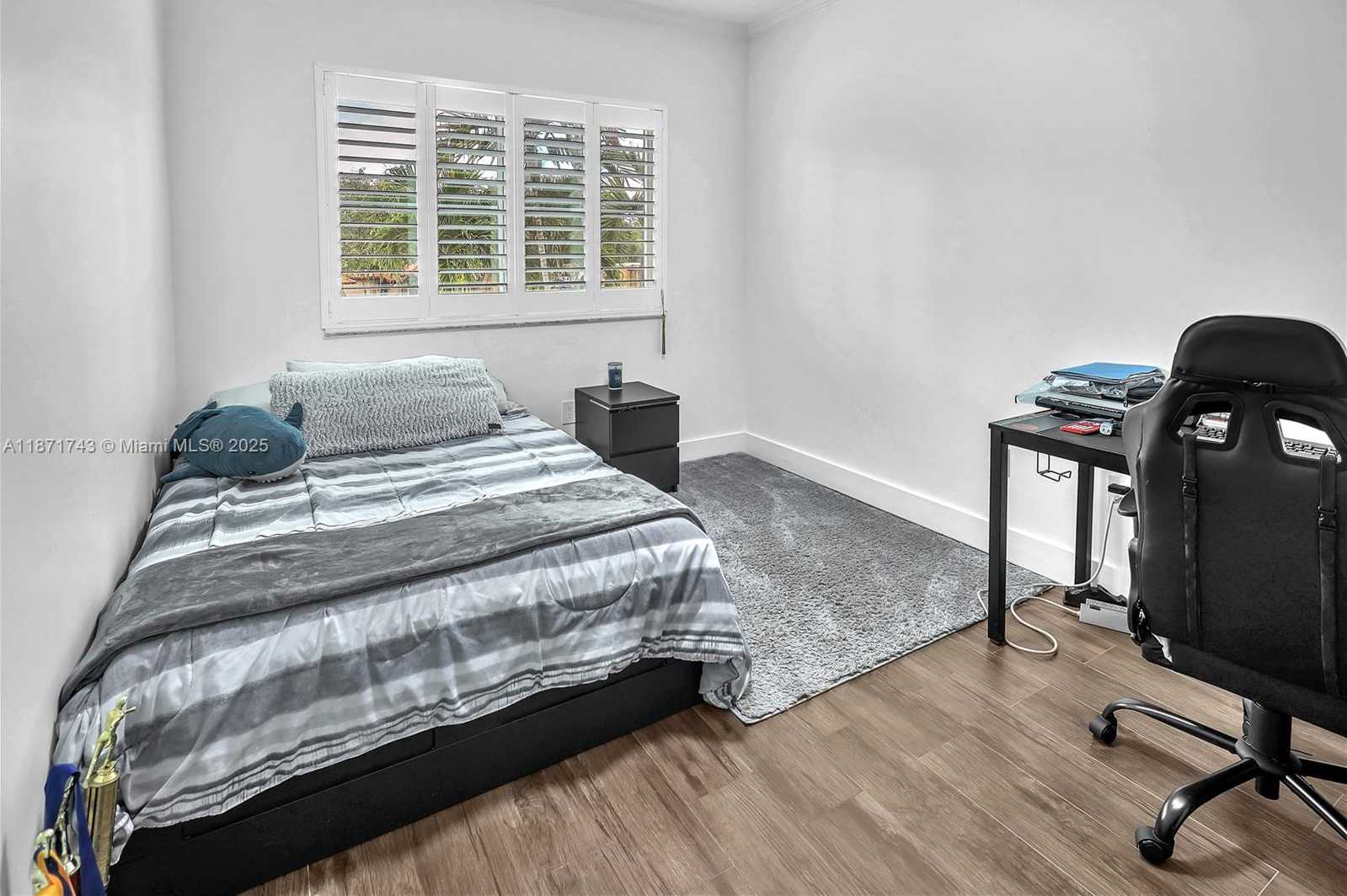 Small Image of Miami Number 32