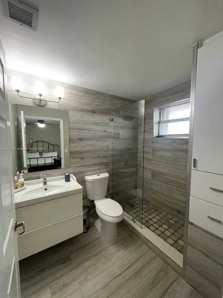Small Image of 8017 LAKE DR #202, Doral Number 10