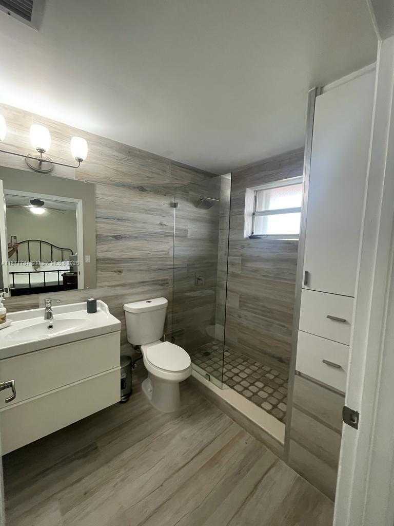 Small Image of 8017 LAKE DR #202, Doral Number 11
