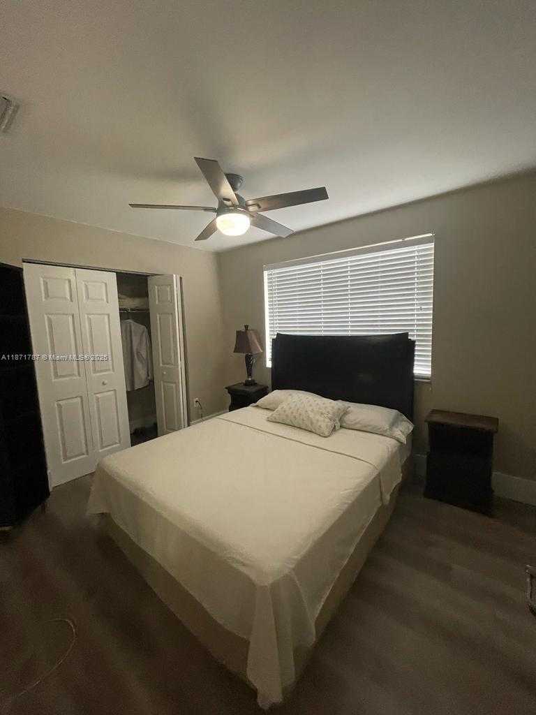 Small Image of 8017 LAKE DR #202, Doral Number 12