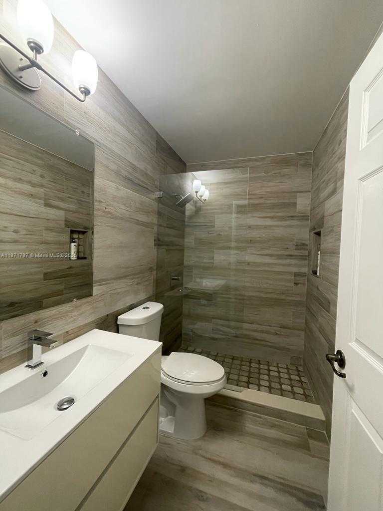 Small Image of 8017 LAKE DR #202, Doral Number 13