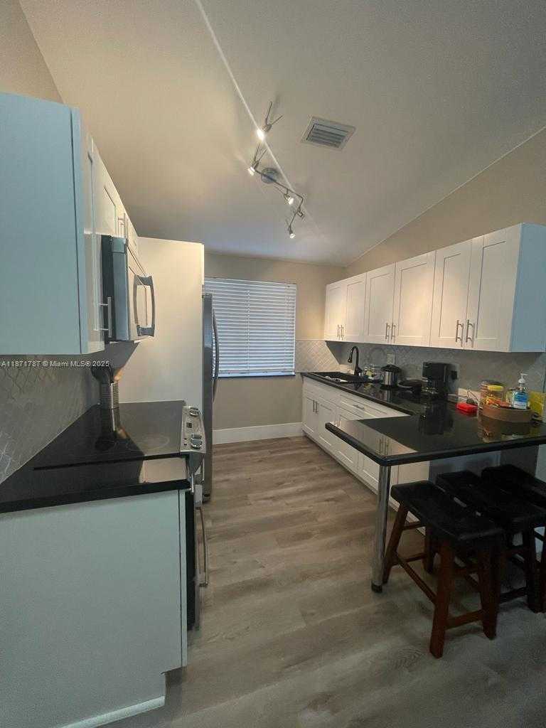 Small Image of 8017 LAKE DR #202, Doral Number 4