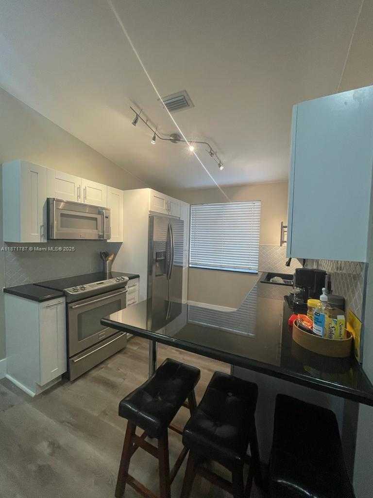 Small Image of 8017 LAKE DR #202, Doral Number 5