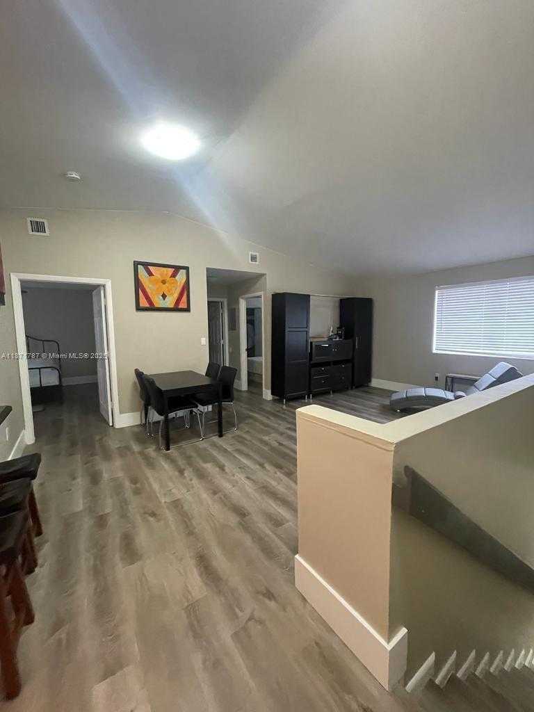 Small Image of 8017 LAKE DR #202, Doral Number 6