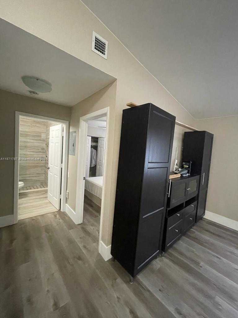 Small Image of 8017 LAKE DR #202, Doral Number 7