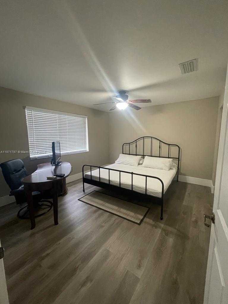 Small Image of 8017 LAKE DR #202, Doral Number 9