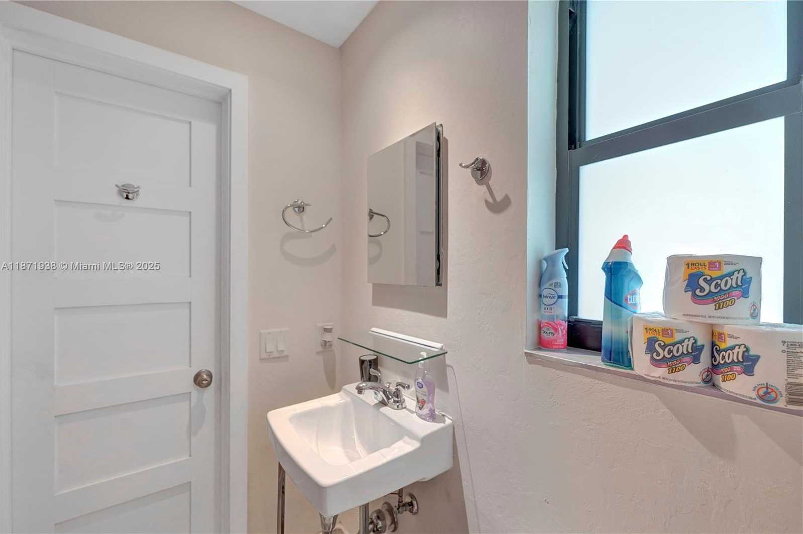 Small Image of 1704 RODMAN ST #3, Hollywood Number 13