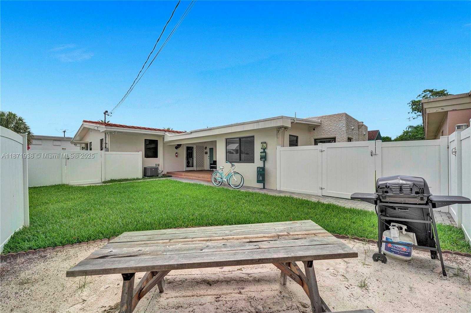 Small Image of 1704 RODMAN ST #3, Hollywood Number 19