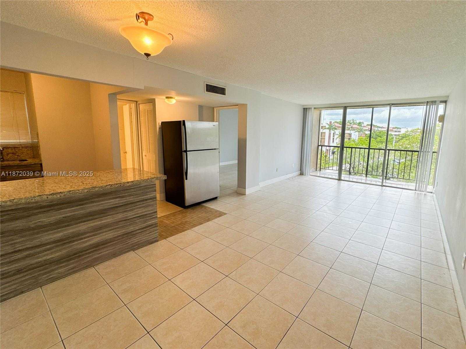 Small Image of 8840 FONTAINEBLEAU BLVD #402, Miami Number 4