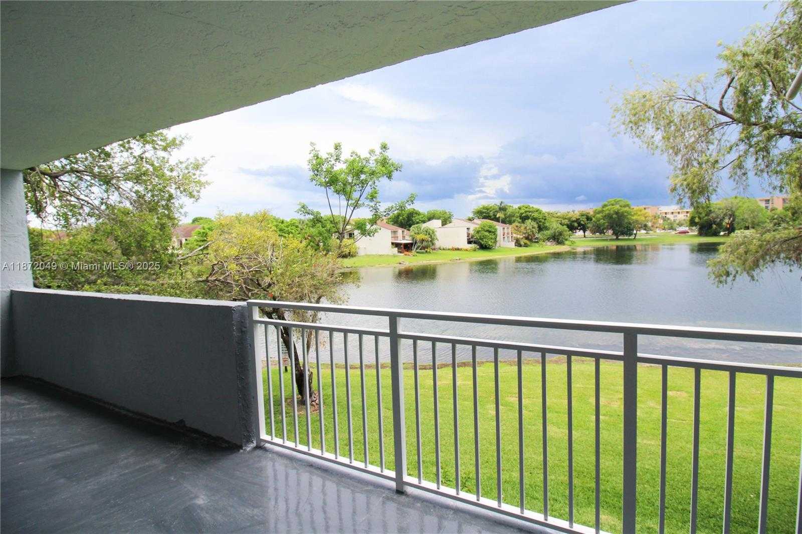 Small Image of 9359 FONTAINEBLEAU BLVD #F207, Miami Number 4
