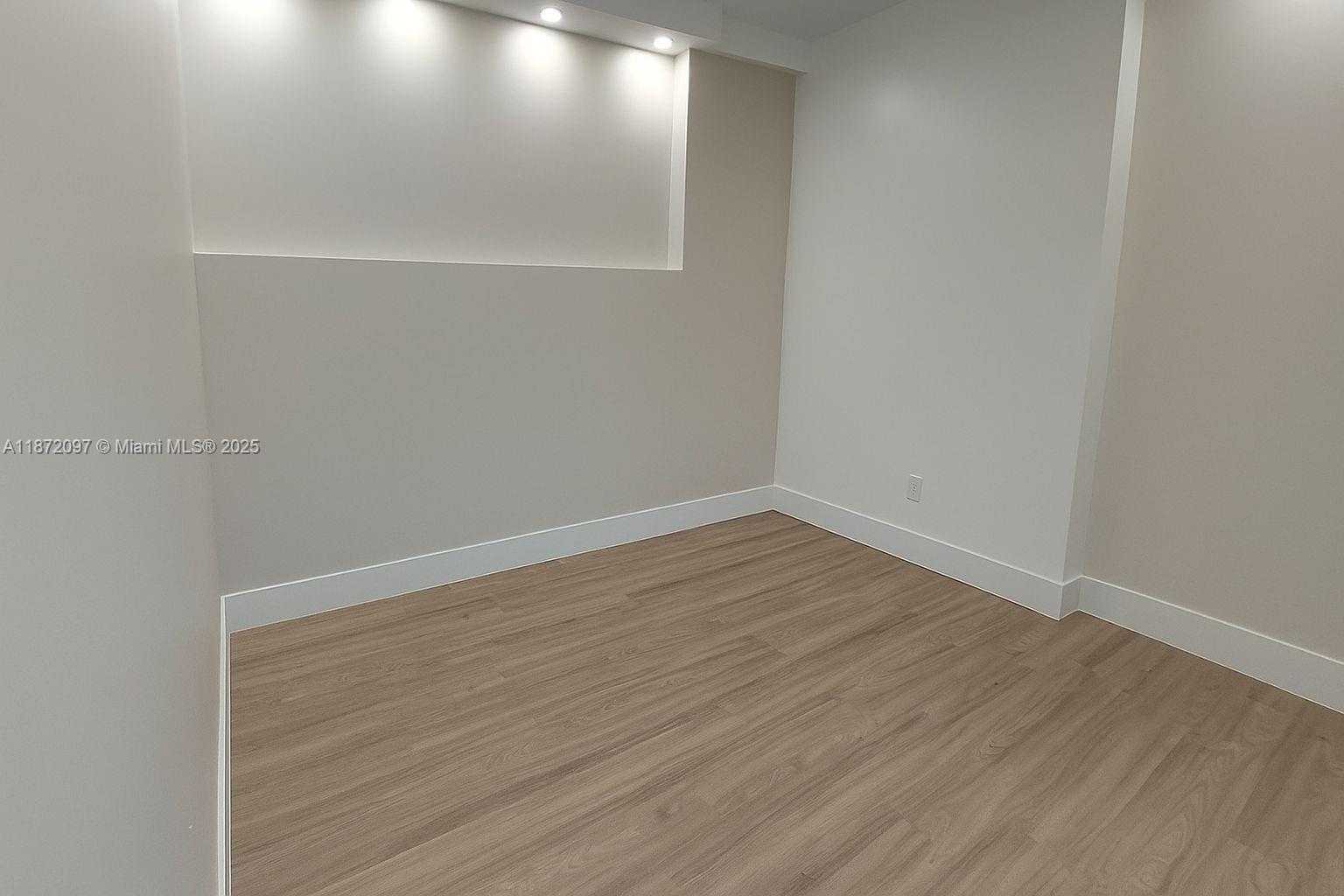 Small Image of 401 OCEAN DR #303, Miami Beach Number 8