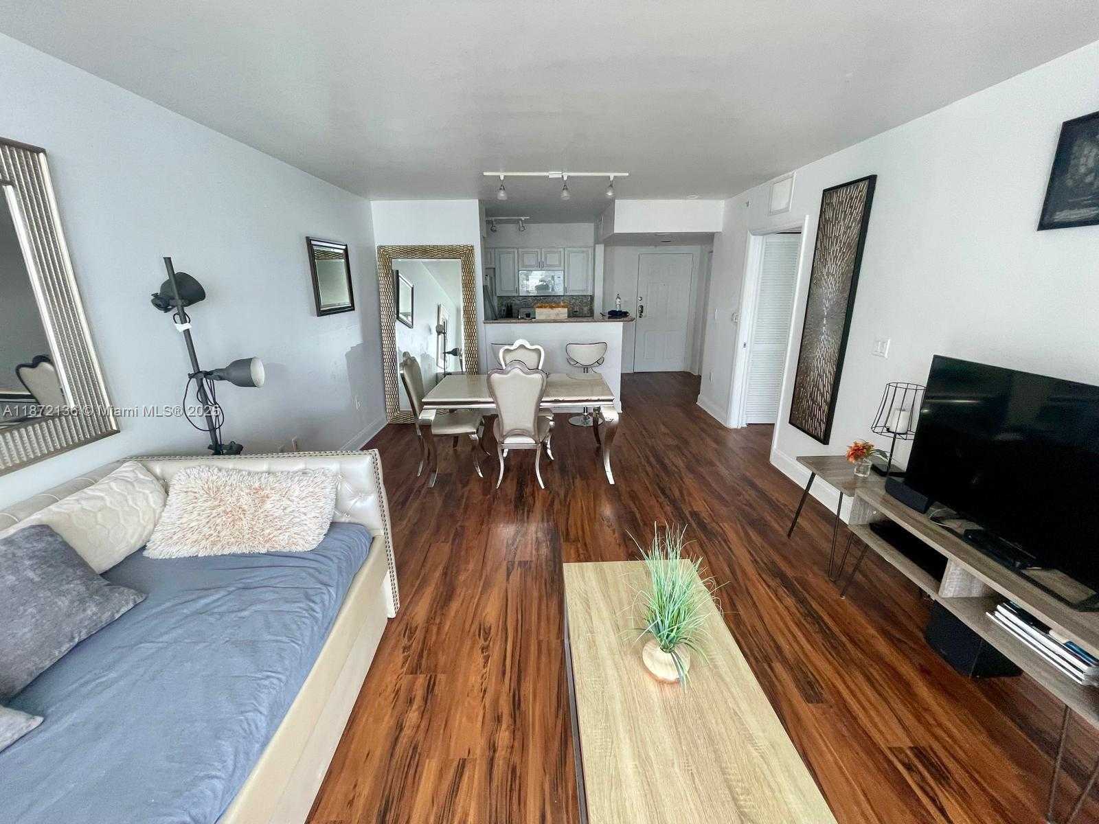 Small Image of 1155 BRICKELL BAY DR #1805, Miami Number 3