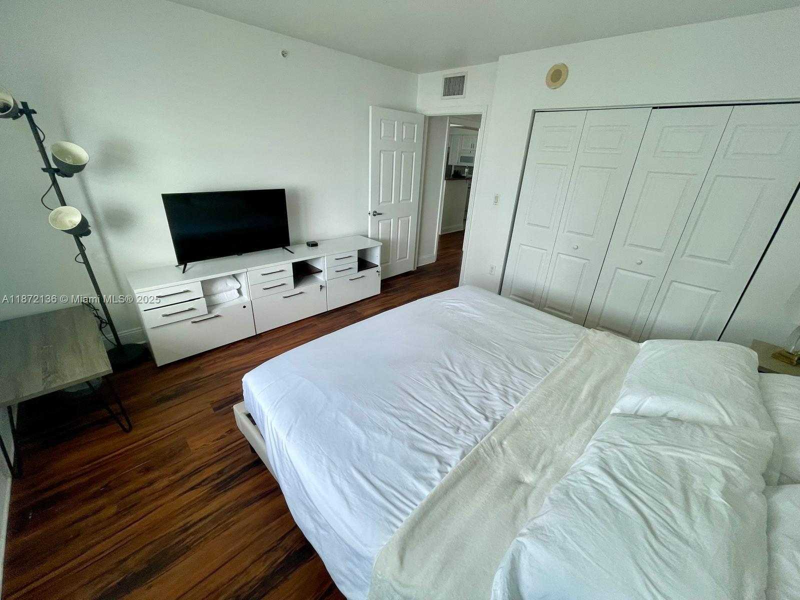 Small Image of 1155 BRICKELL BAY DR #1805, Miami Number 7