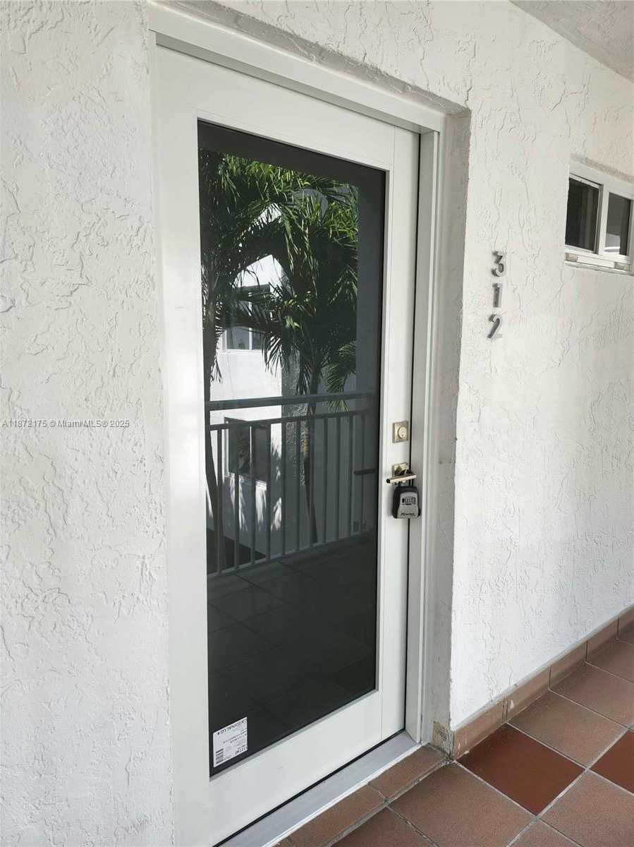 Small Image of 1666 WEST AVE #312, Miami Beach Number 2