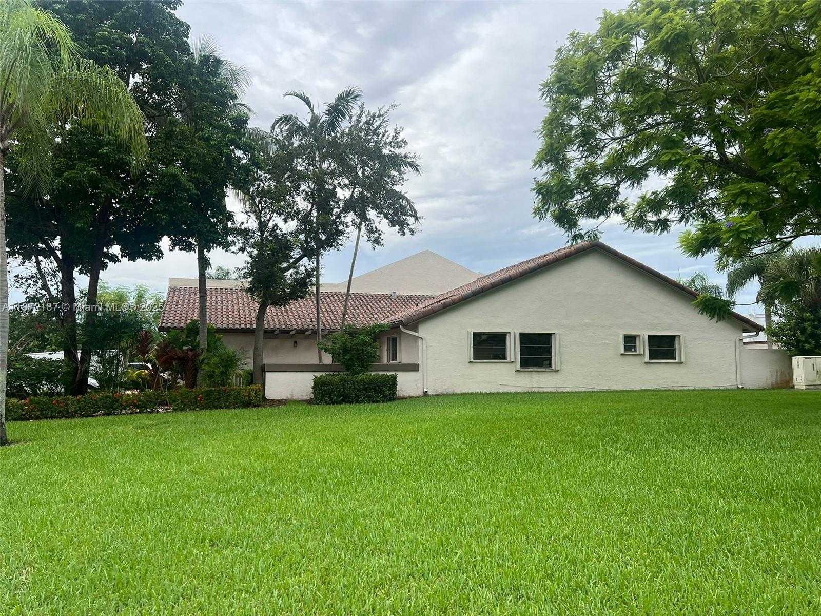 Small Image of 8626 SOUTH WEST 114TH PL, Miami Number 2