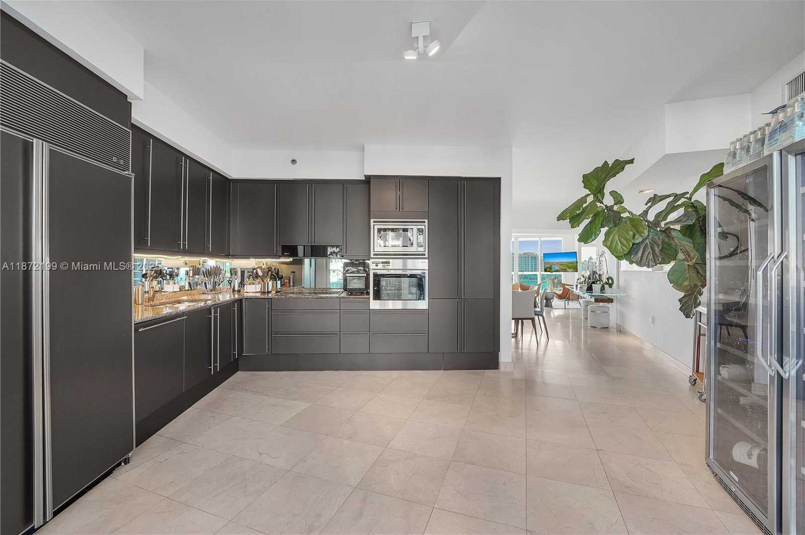 Small Image of 1000 SOUTH POINTE DR #604, Miami Beach Number 25