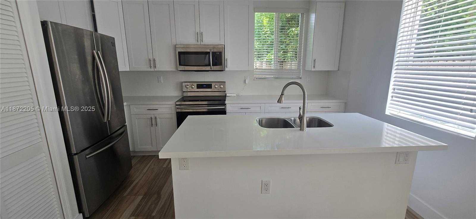 Small Image of 3790 OAK AVE, Miami Number 10