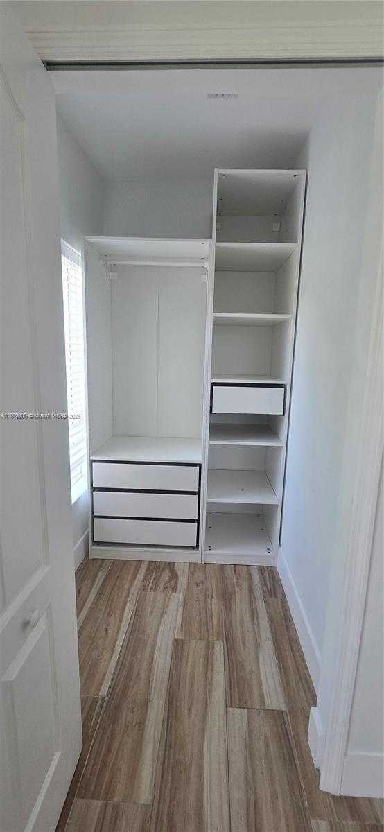 Small Image of 3790 OAK AVE, Miami Number 16