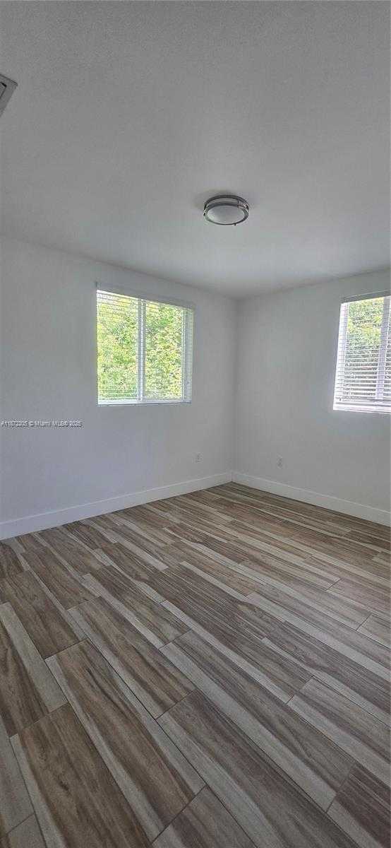 Small Image of 3790 OAK AVE, Miami Number 17