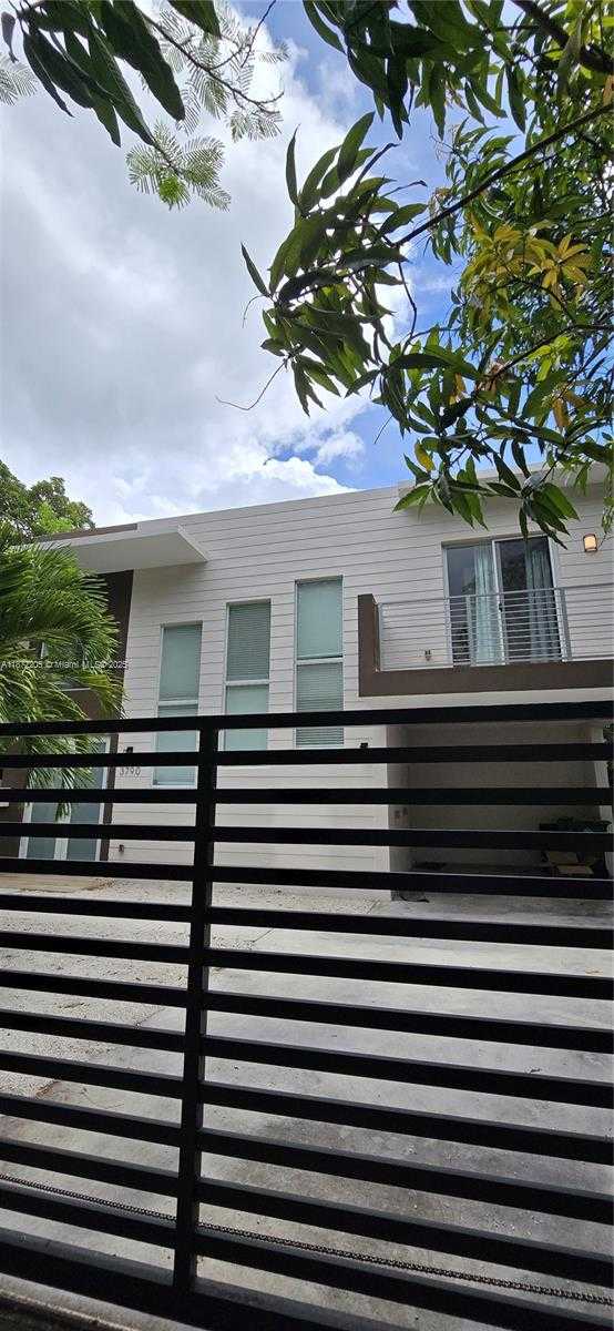 Small Image of 3790 OAK AVE, Miami Number 2
