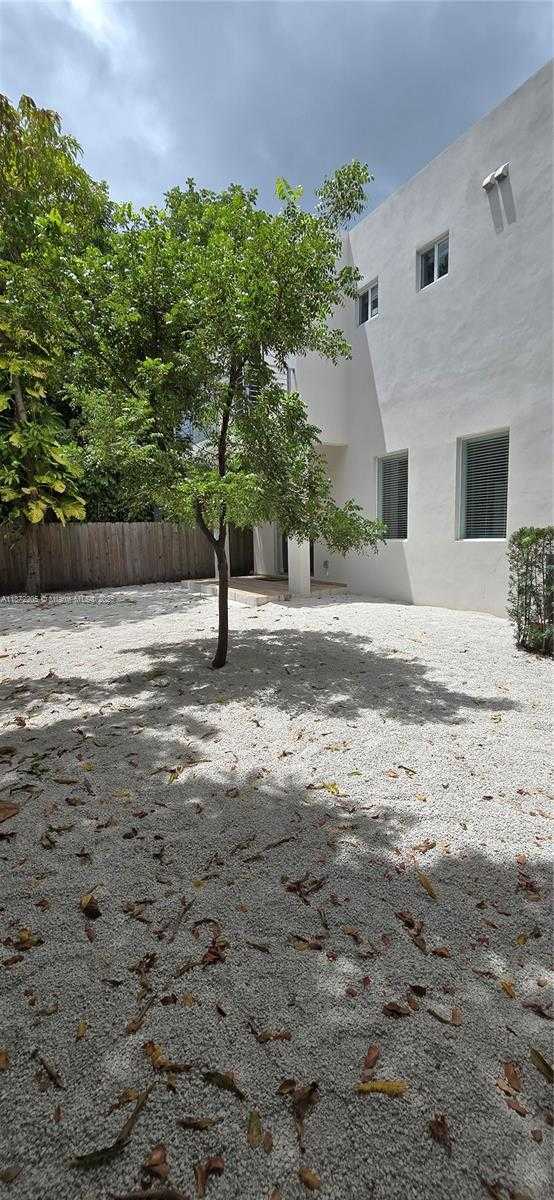 Small Image of 3790 OAK AVE, Miami Number 3