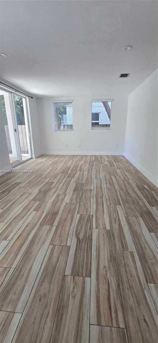 Small Image of 3790 OAK AVE, Miami Number 7