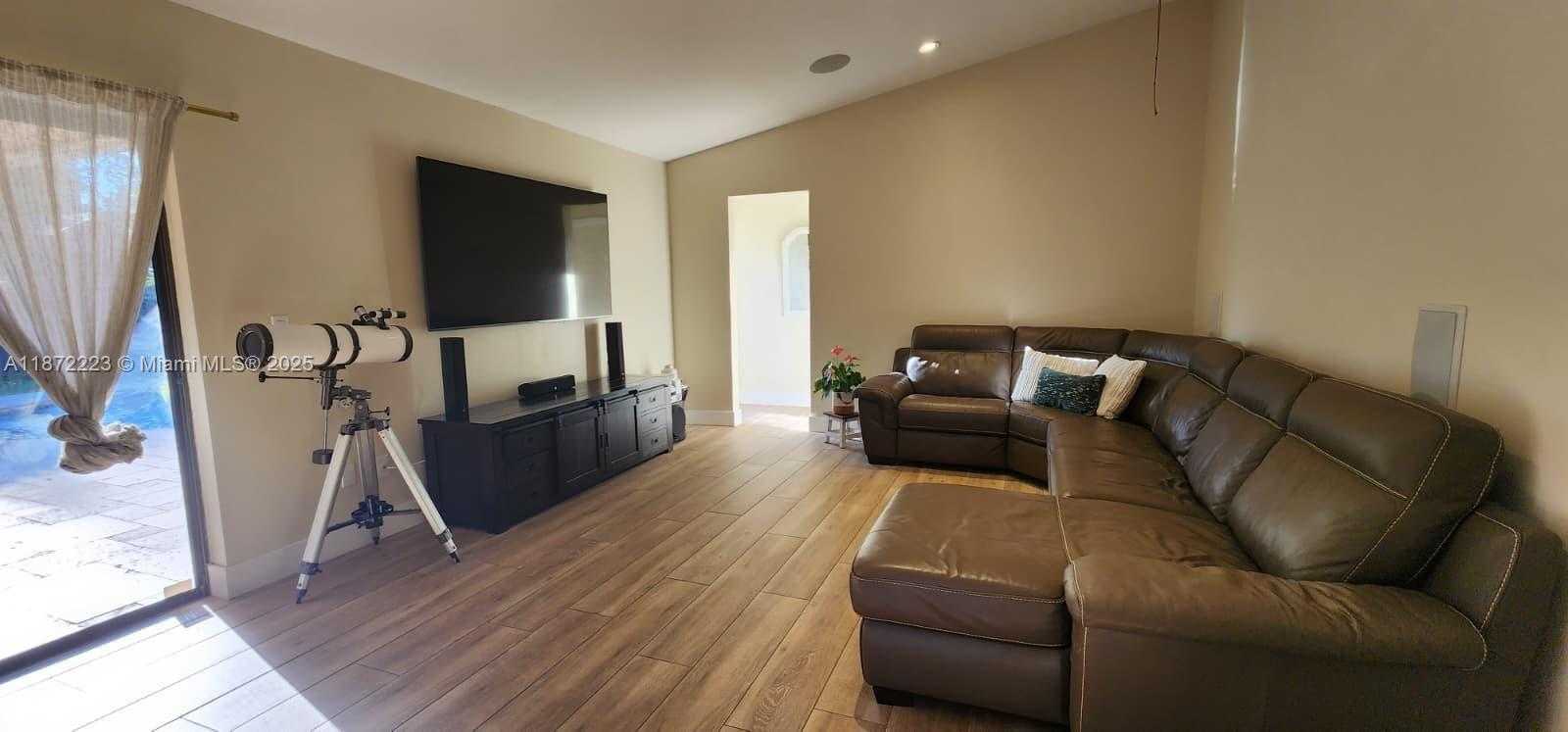 Small Image of 15820 NORTH SEDGEWYCK CIR N, Davie Number 7