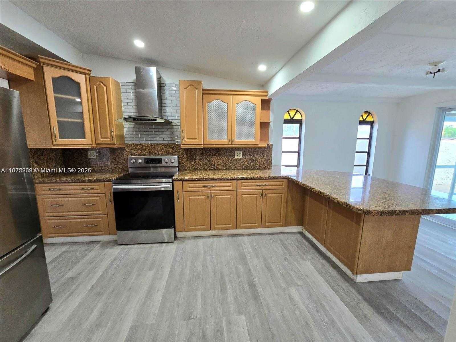 Small Image of 10981 SOUTH WEST 44TH ST, Miami Number 3
