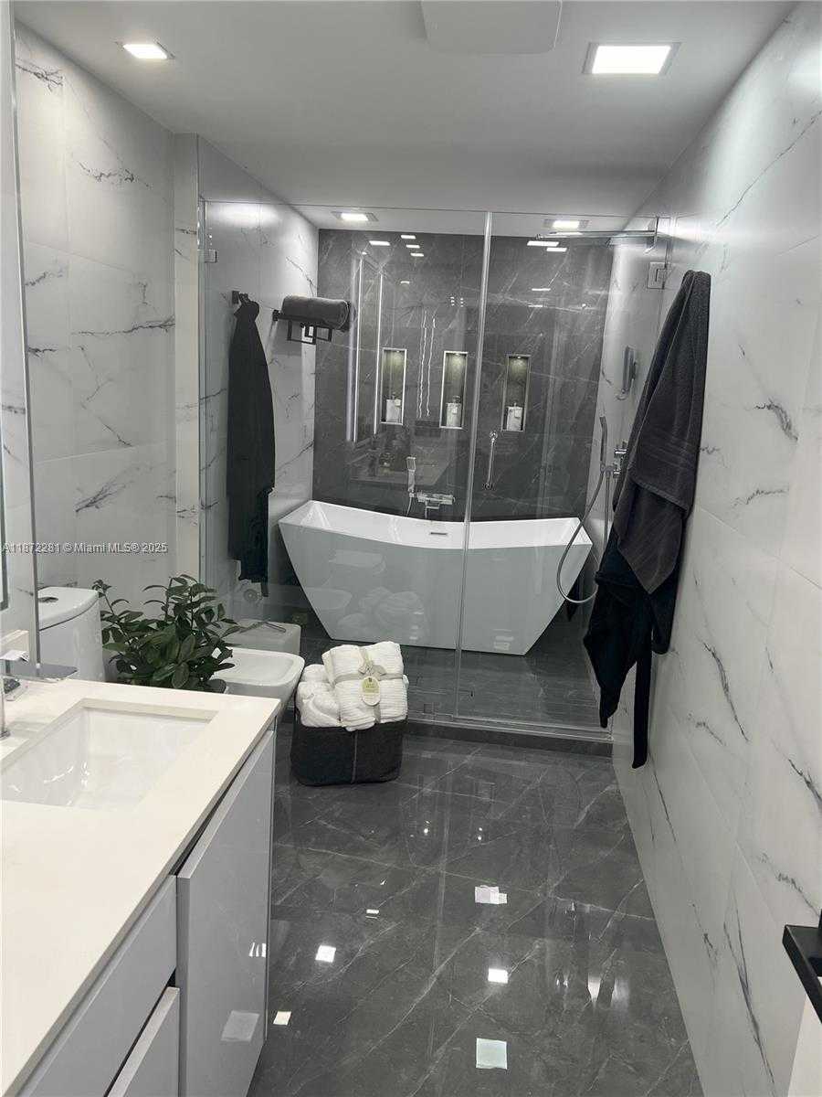 Small Image of 888 BISCAYNE BLVD #3311, Miami Number 4