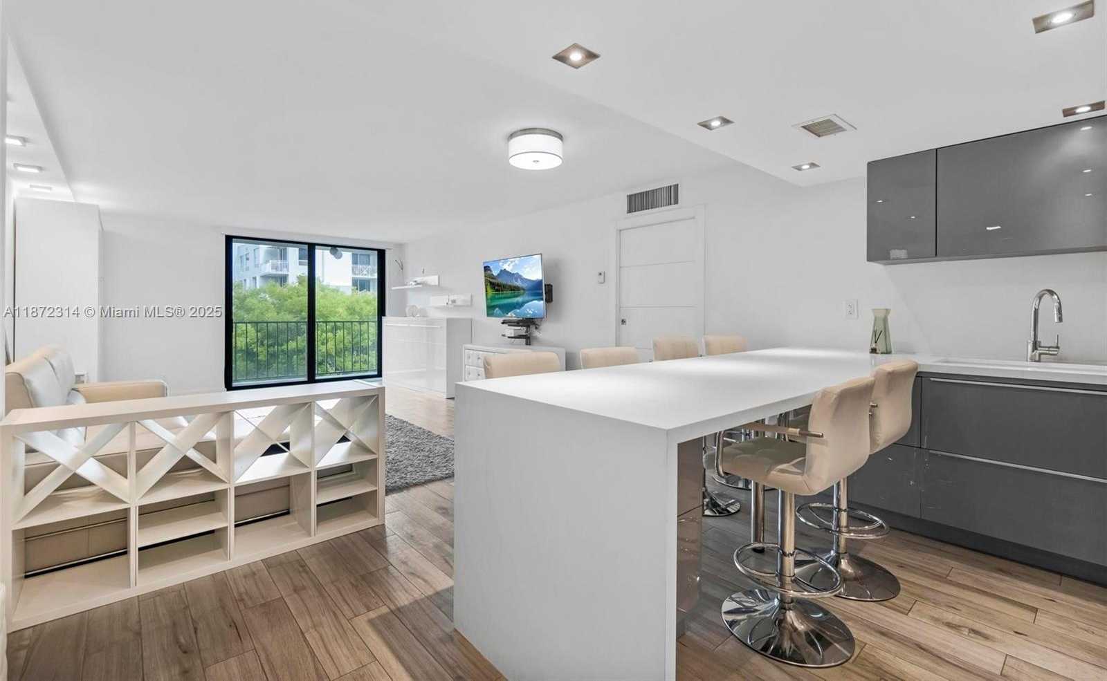 Small Image of 2625 COLLINS AVE #318, Miami Beach Number 10