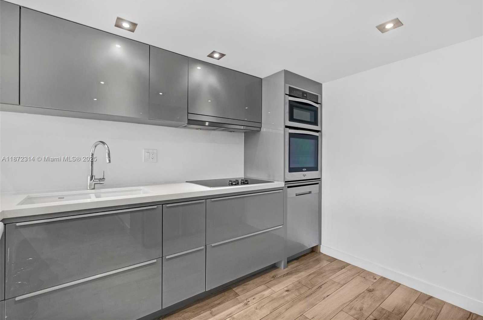 Small Image of 2625 COLLINS AVE #318, Miami Beach Number 13