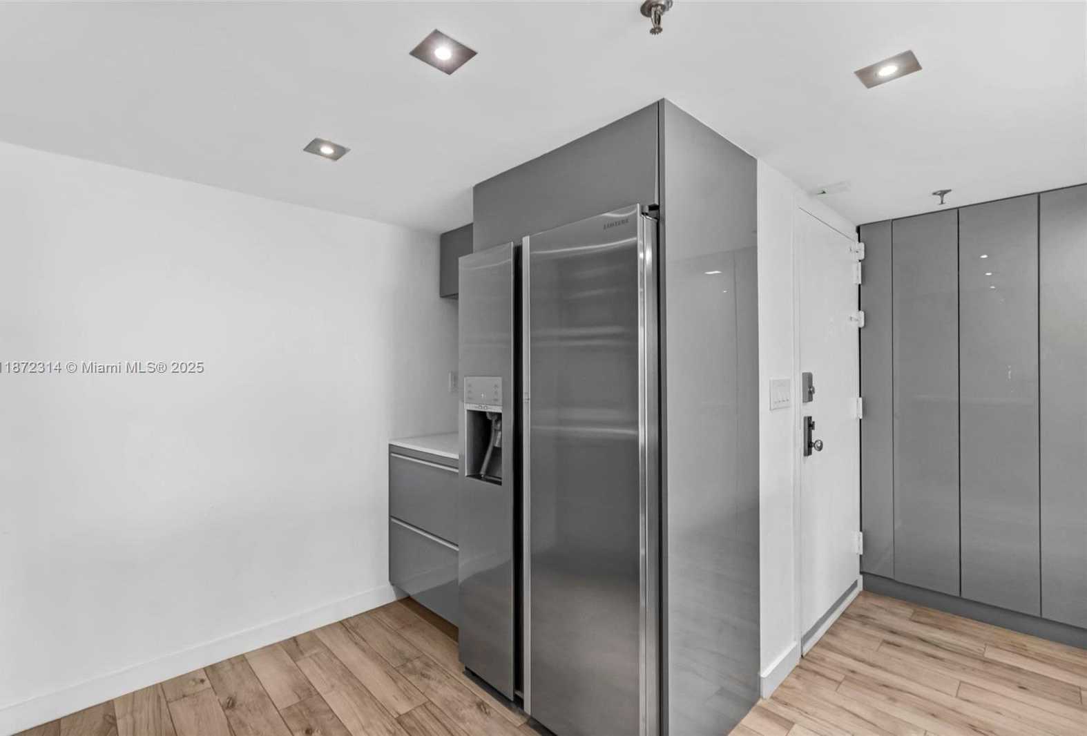 Small Image of 2625 COLLINS AVE #318, Miami Beach Number 14