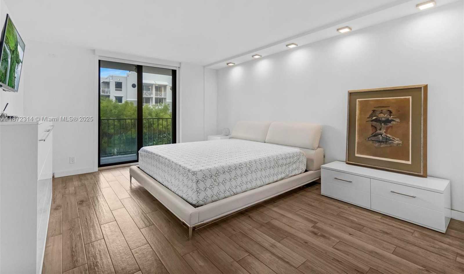 Small Image of 2625 COLLINS AVE #318, Miami Beach Number 17