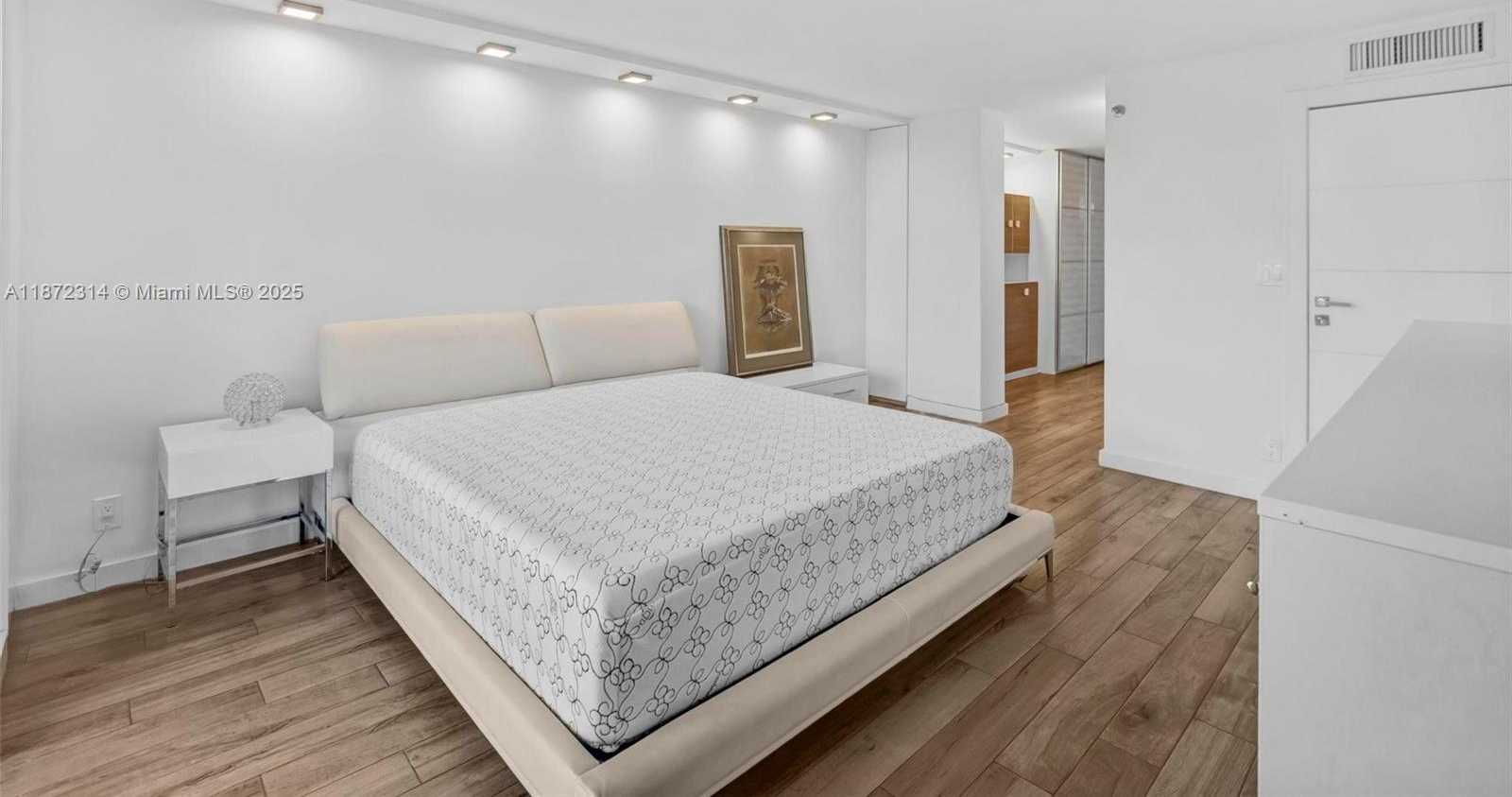 Small Image of 2625 COLLINS AVE #318, Miami Beach Number 18