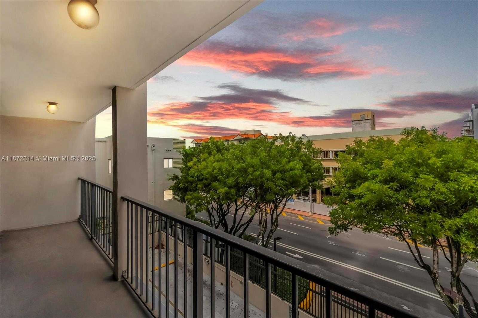 Small Image of 2625 COLLINS AVE #318, Miami Beach Number 2